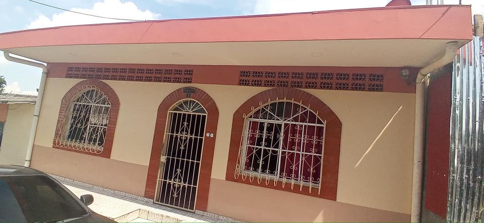 Vendo. Casa grande de pasaje amplio en $60.000. 3 cuartos. Sala grande y cosina con pantri. un baño